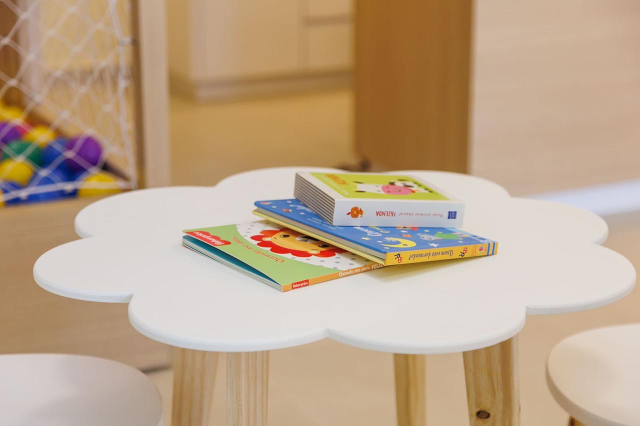 Área kids com livros
