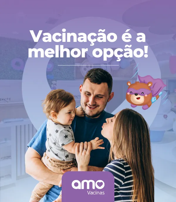 Família feliz — pai, mãe e bebê — em uma unidade Amo Vacinas